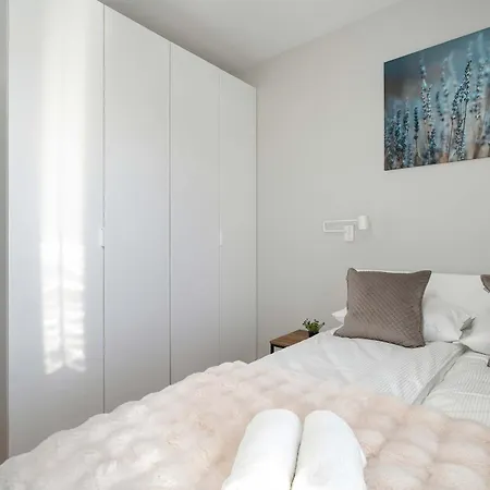 Apartment Bright Bulgarska With Parking Near Enea Stadium By Renters *
